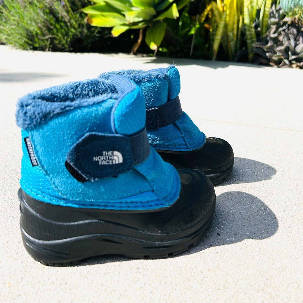 North Face snow boots. Kids size 8T. Worn once. Perfect for snow and cold.